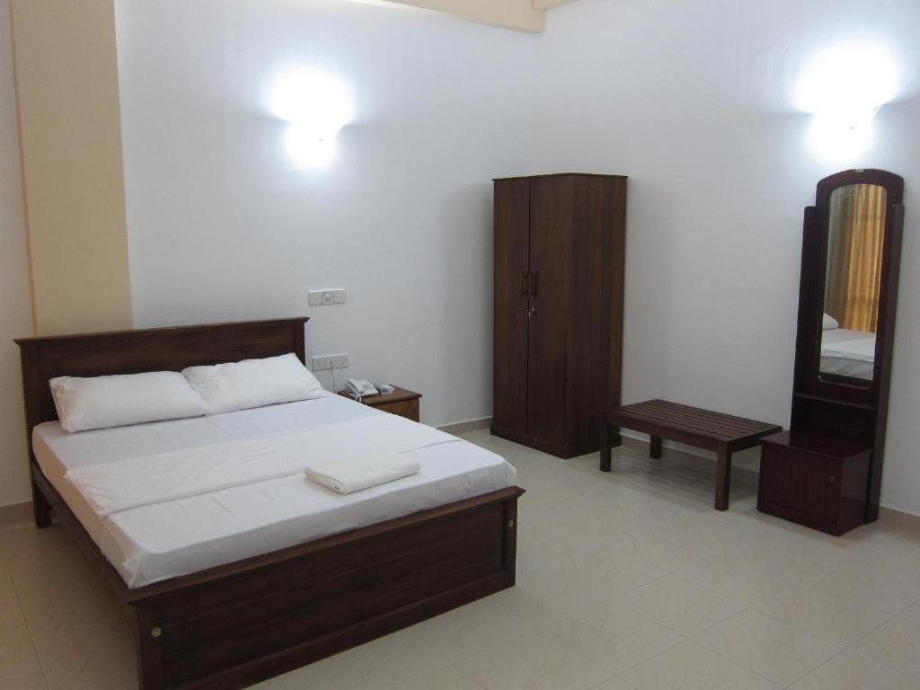 Hotel Oviya Vavuniya Zewnętrze zdjęcie