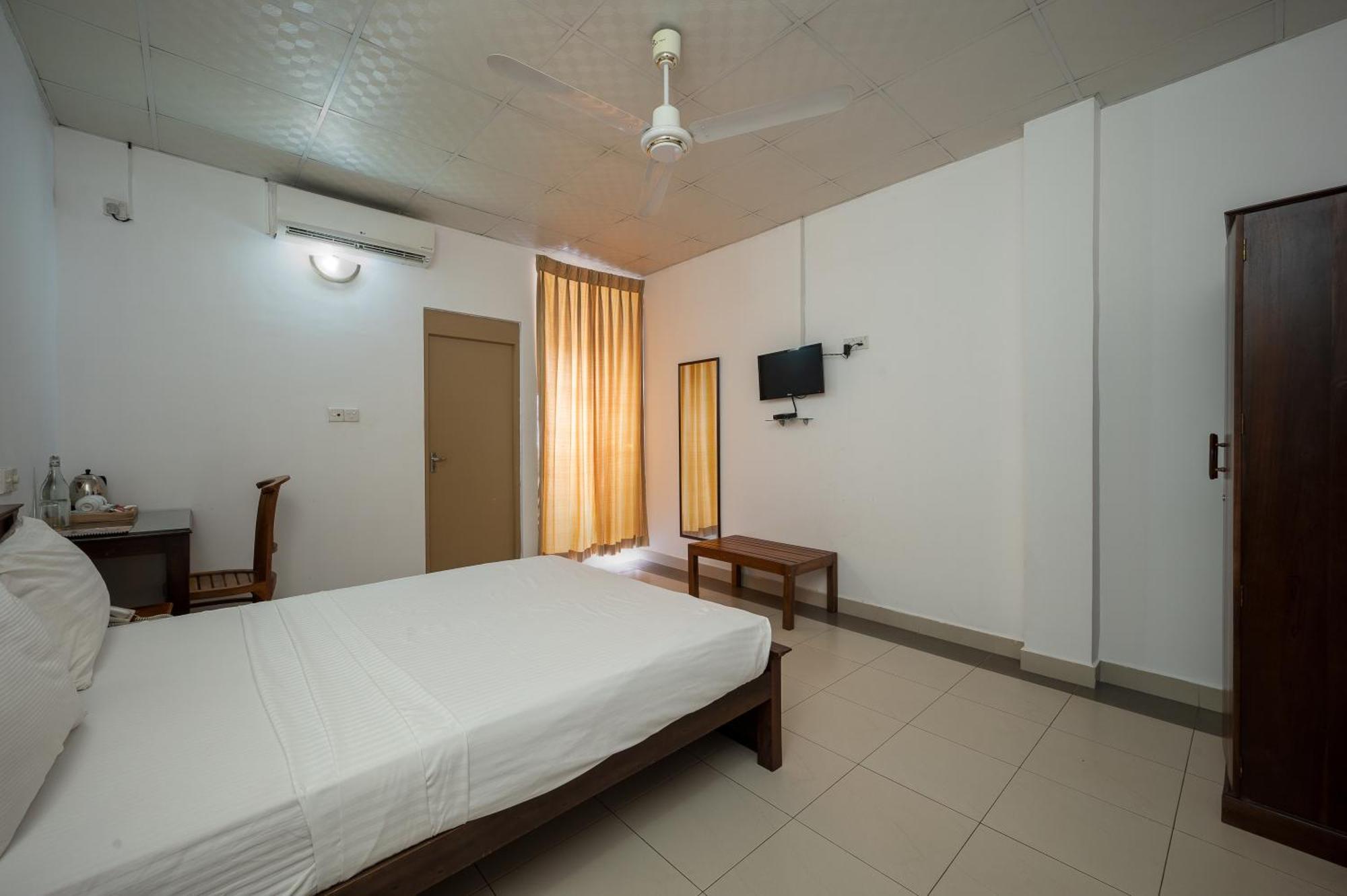 Hotel Oviya Vavuniya Zewnętrze zdjęcie