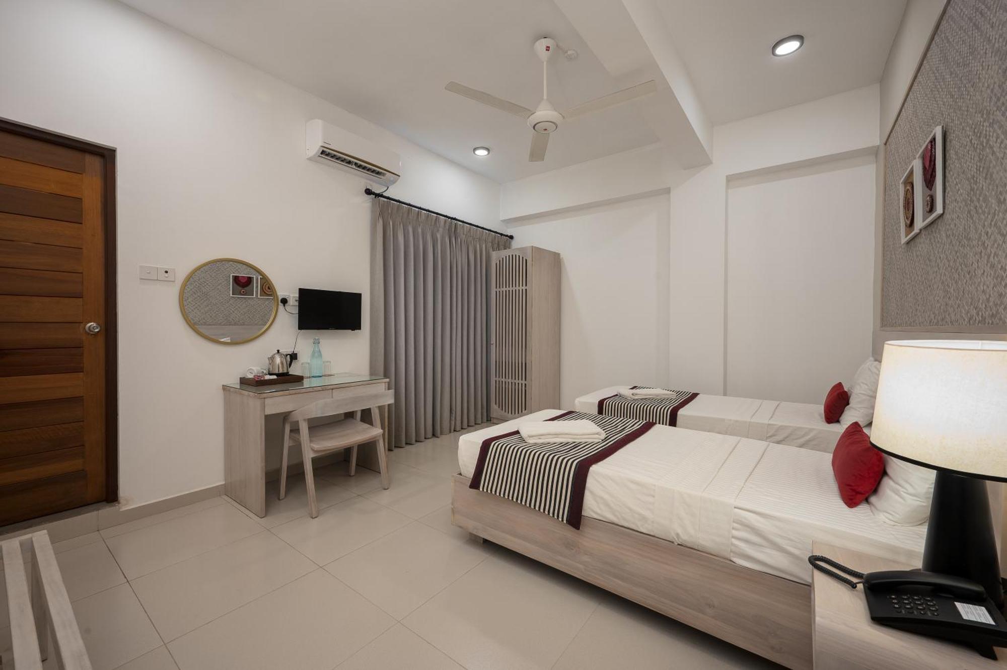 Hotel Oviya Vavuniya Zewnętrze zdjęcie