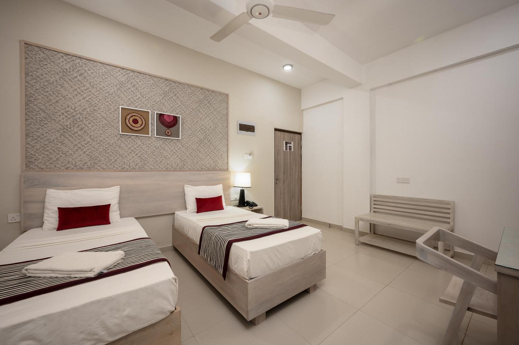 Hotel Oviya Vavuniya Zewnętrze zdjęcie