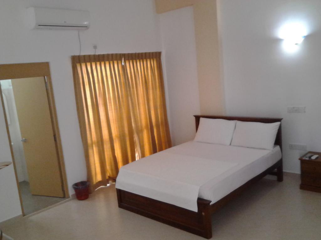 Hotel Oviya Vavuniya Zewnętrze zdjęcie