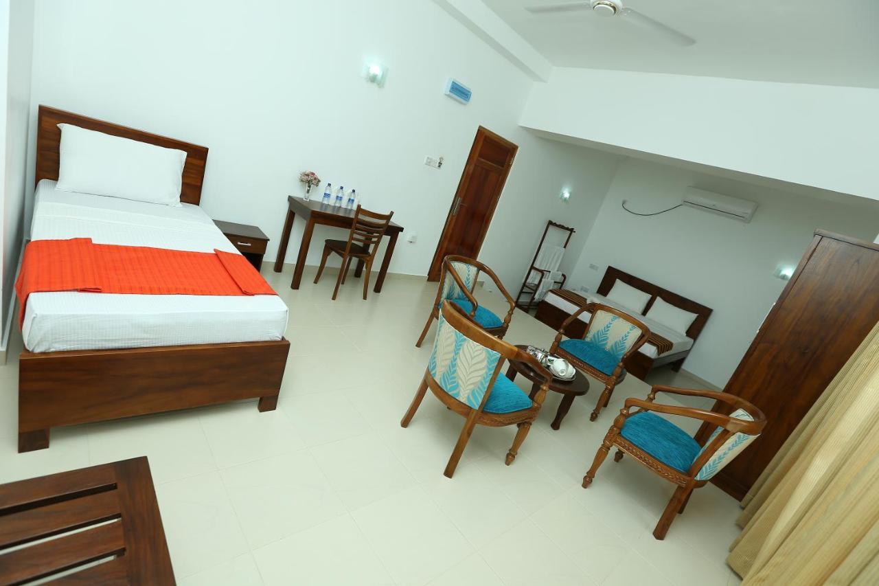 Hotel Oviya Vavuniya Zewnętrze zdjęcie